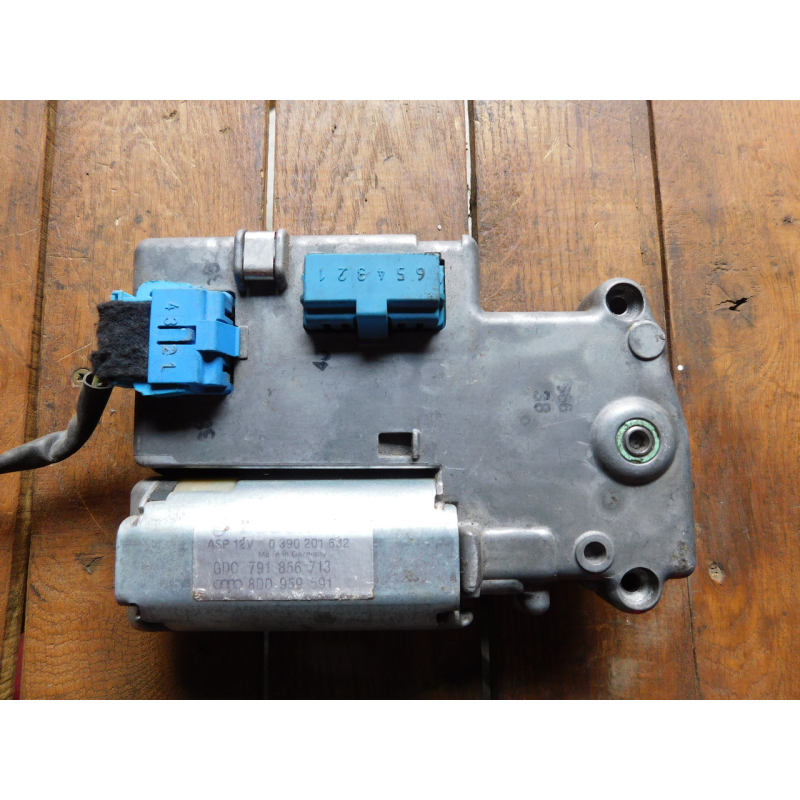 Моторець приводу люка PASSAT B5. 8D0959591. Моторець приводу люка PASSAT B5. 8D0959591.