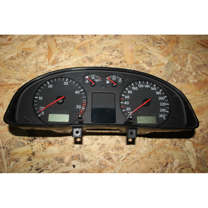 Панель приладів Volkswagen Passat B5 3B0 920 822 A Панель приладів Volkswagen Passat B5 3B0 920 822 A