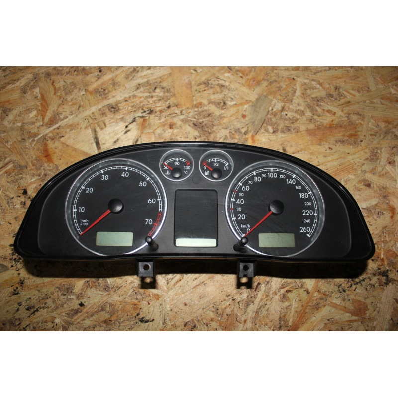 Панель приладів Volkswagen Passat B5.5 3B0 920 805 D Панель приладів Volkswagen Passat B5.5 3B0 920 805 D
