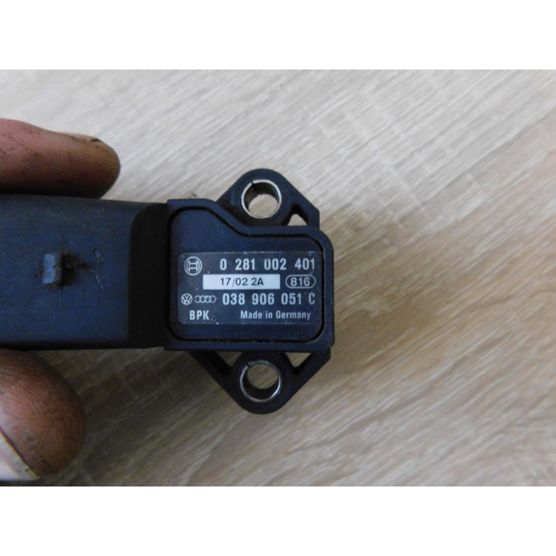 Датчик тиску в впускном колекторі VW PASSAT. AUDI. SEAT.  038906051C.