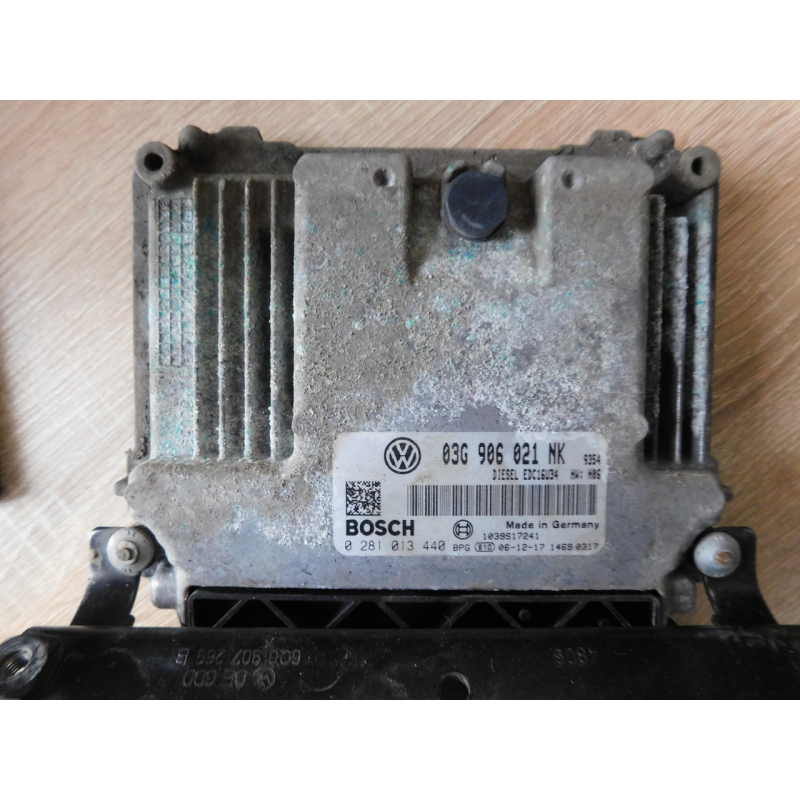 Блок керування двигуном  VW PASSAT B6. 03G906021NK
