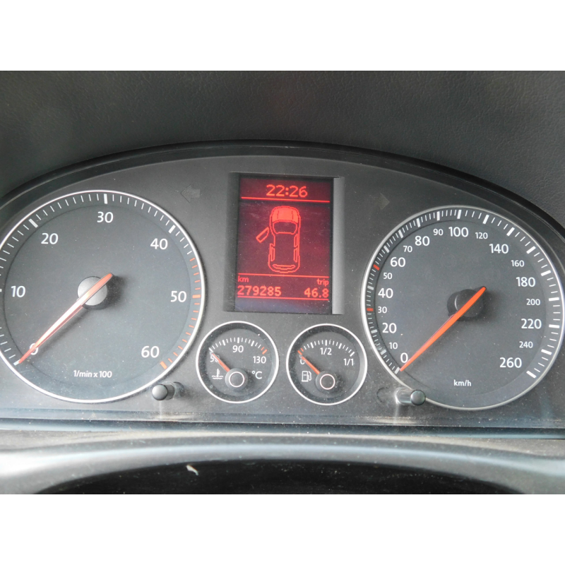 Панель приладів VW TOURAN 2.0 TDI. Панель приладів VW TOURAN 2.0 TDI.