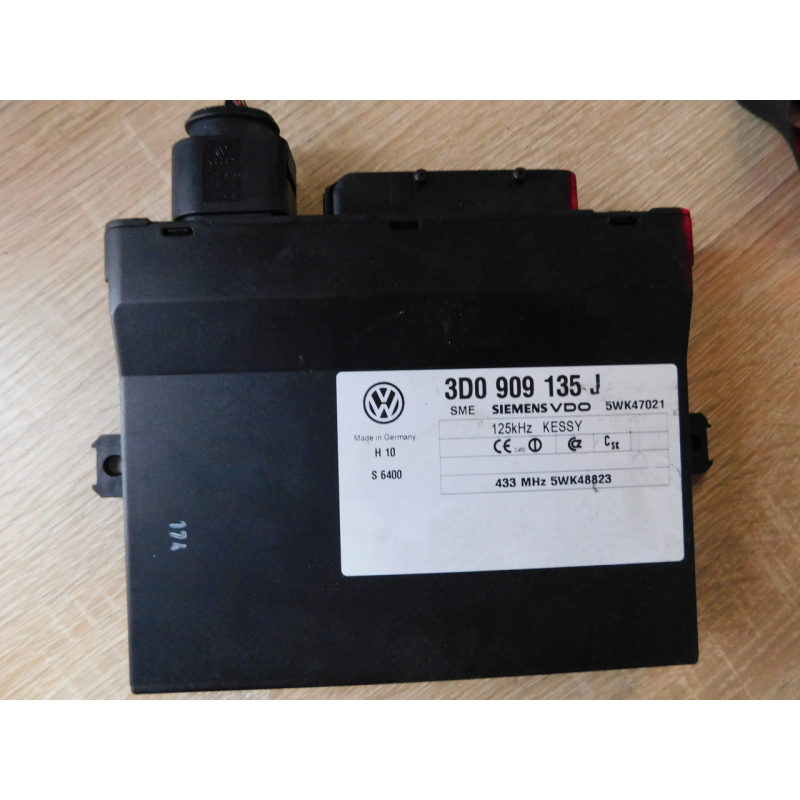 Бок управління центральним VW  TOUAREG.  3D0909135J.