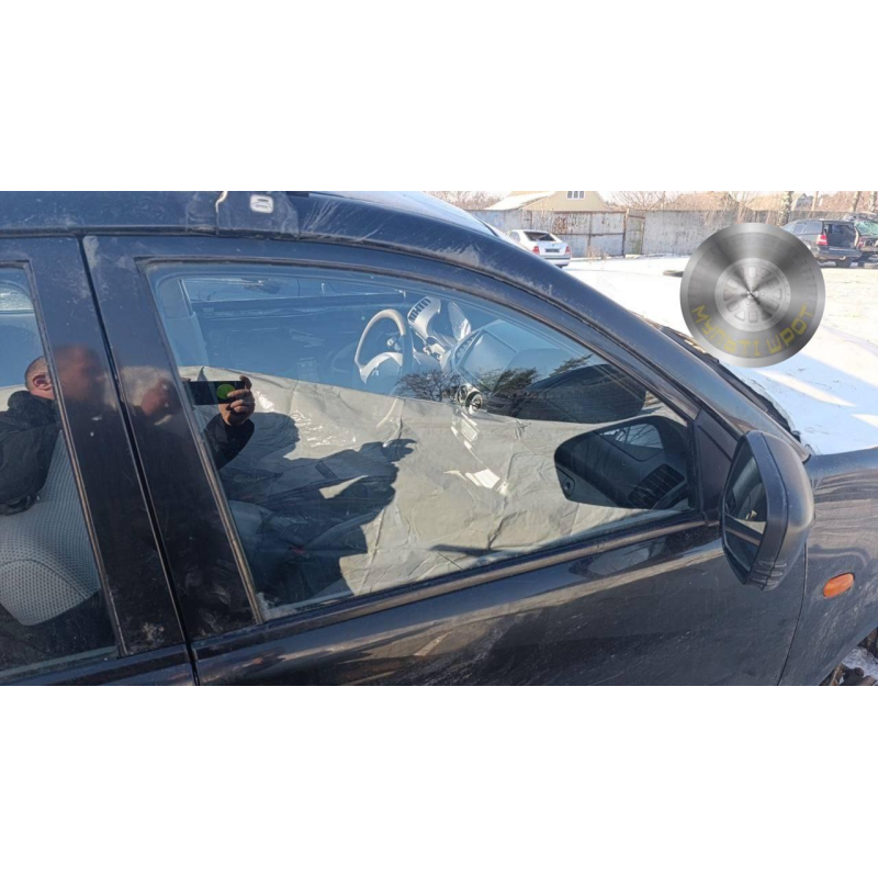 Скло дверей переднє праве Mitsubishi L200 2013 р.