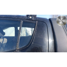 Скло заднє ліве дверей (глухе) Mitsubishi L200 2013 р.