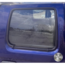 Скло задньої правої дверки Nissan Navara D22