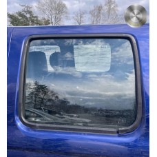Скло задньої лівої дверки Nissan Navara D22