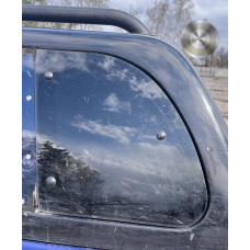 Скло кузова ліве (глухе) Nissan Navara D22