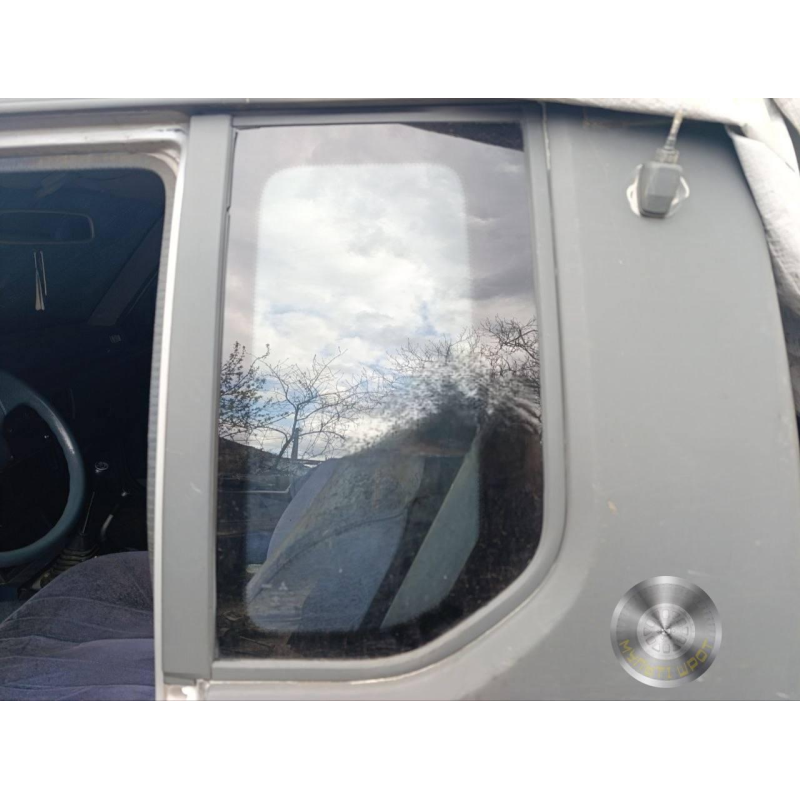 Скло (глухе) передньої лівої двері Mitsubishi L200 (1990 рік)
