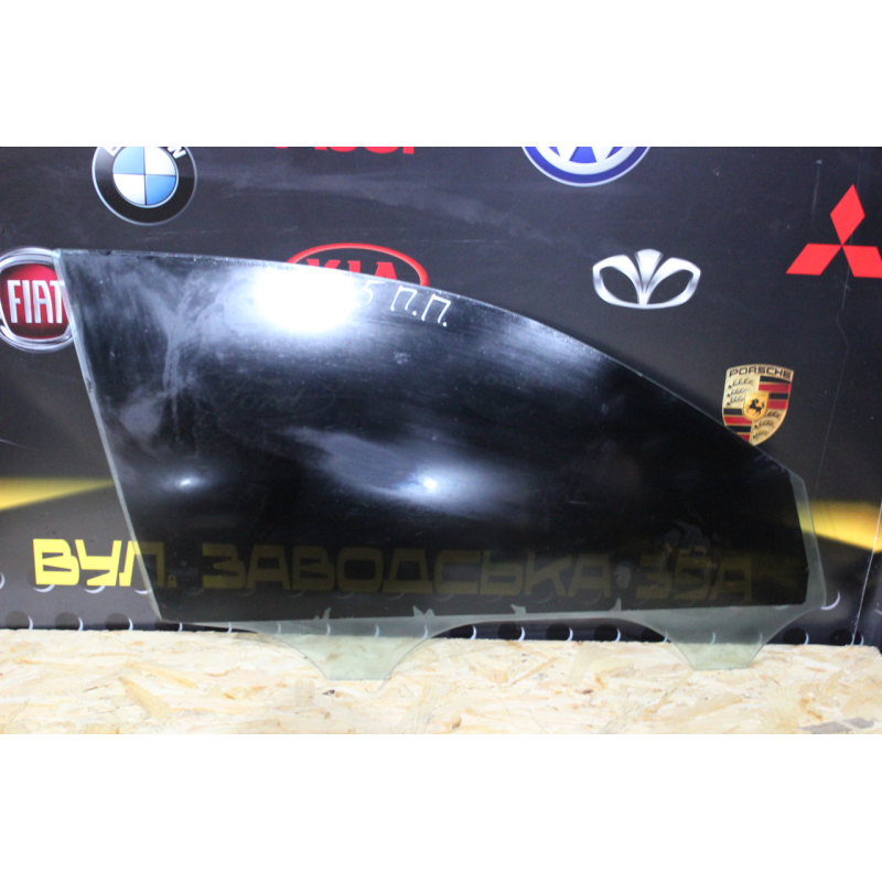 Скло переднє праве Volkswagen Passat B5 Скло переднє праве Volkswagen Passat B5
