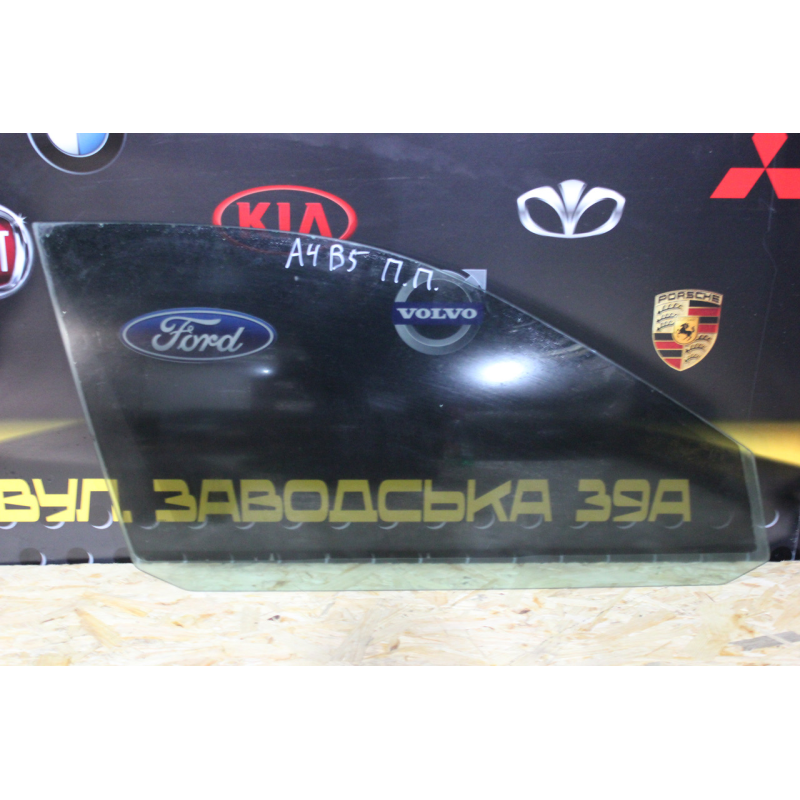 Скло переднє праве Audi A4 B5