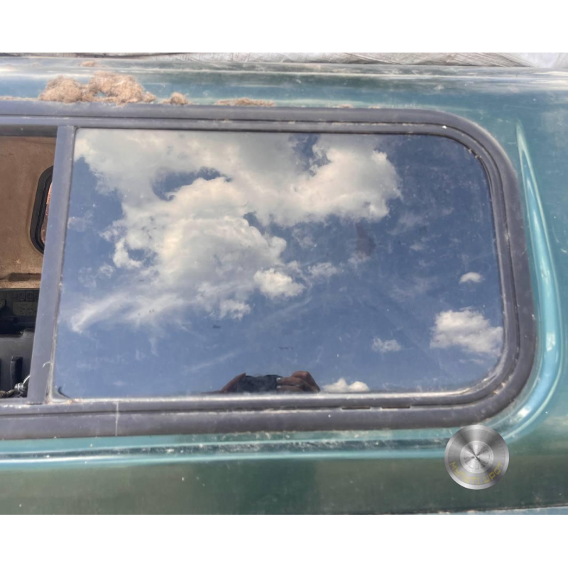 Скло кунга праве Mitsubishi L200 1996–2005 б/у Скло кунга праве Mitsubishi L200 1996–2005 б/у