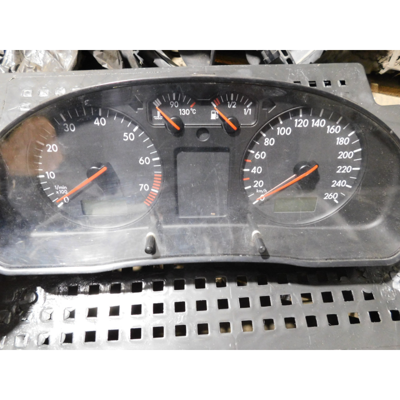 Панель приладів 3B1919880X Passat B5 1996-2005. Панель приладів 3B1919880X Passat B5 1996-2005.